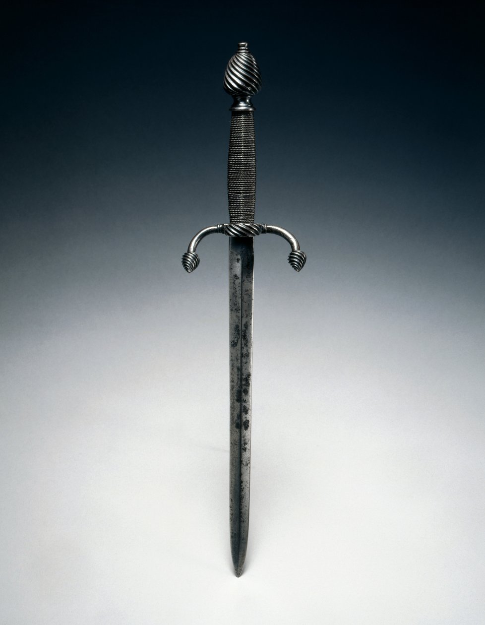 Elhárító tőr, 1600 körül (acél drótmarkolattal) alkotó: German School