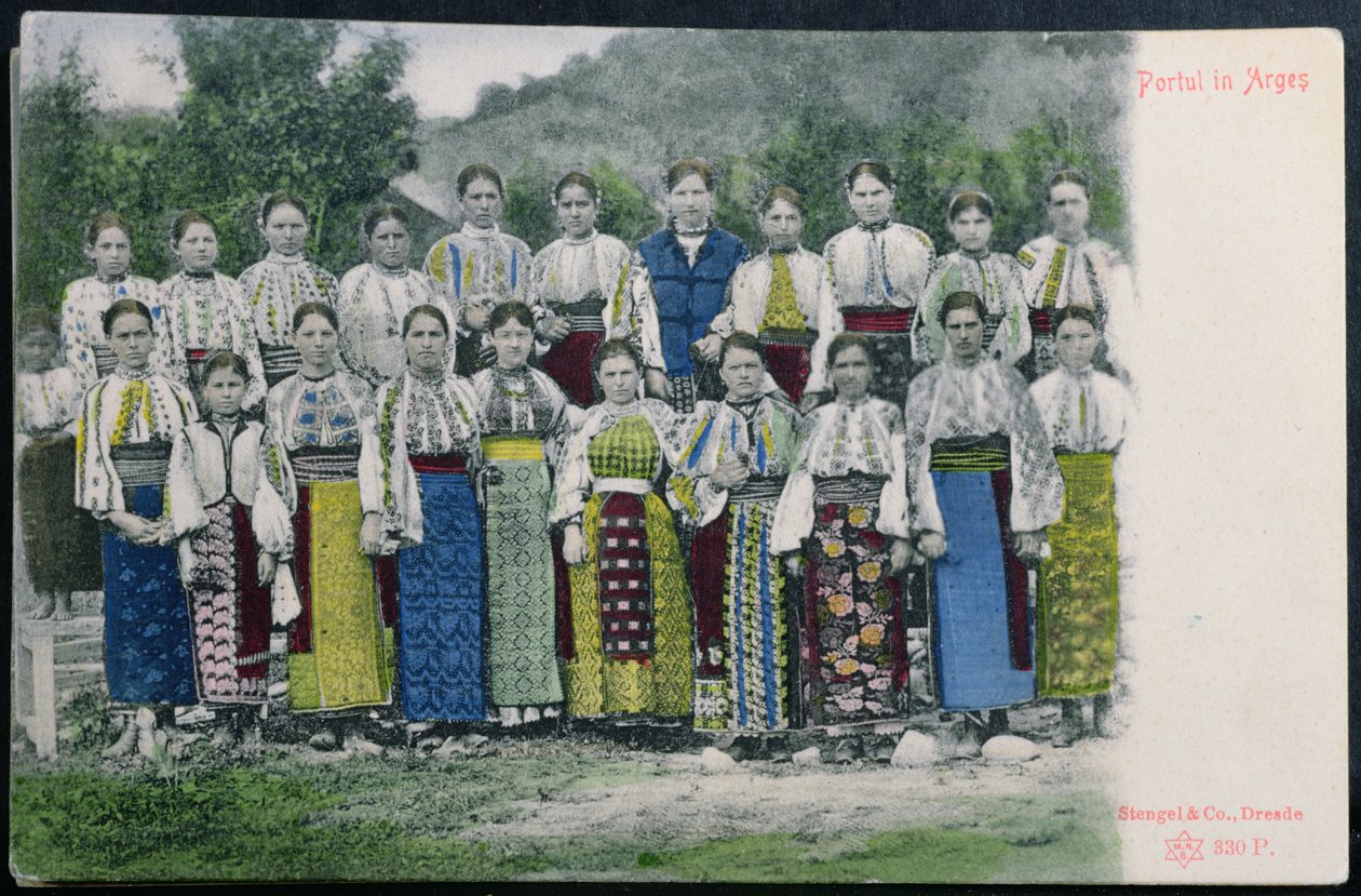 Képeslap a román hagyományos viseletet ábrázoló Arges régióban, 1900-10 alkotó: German School