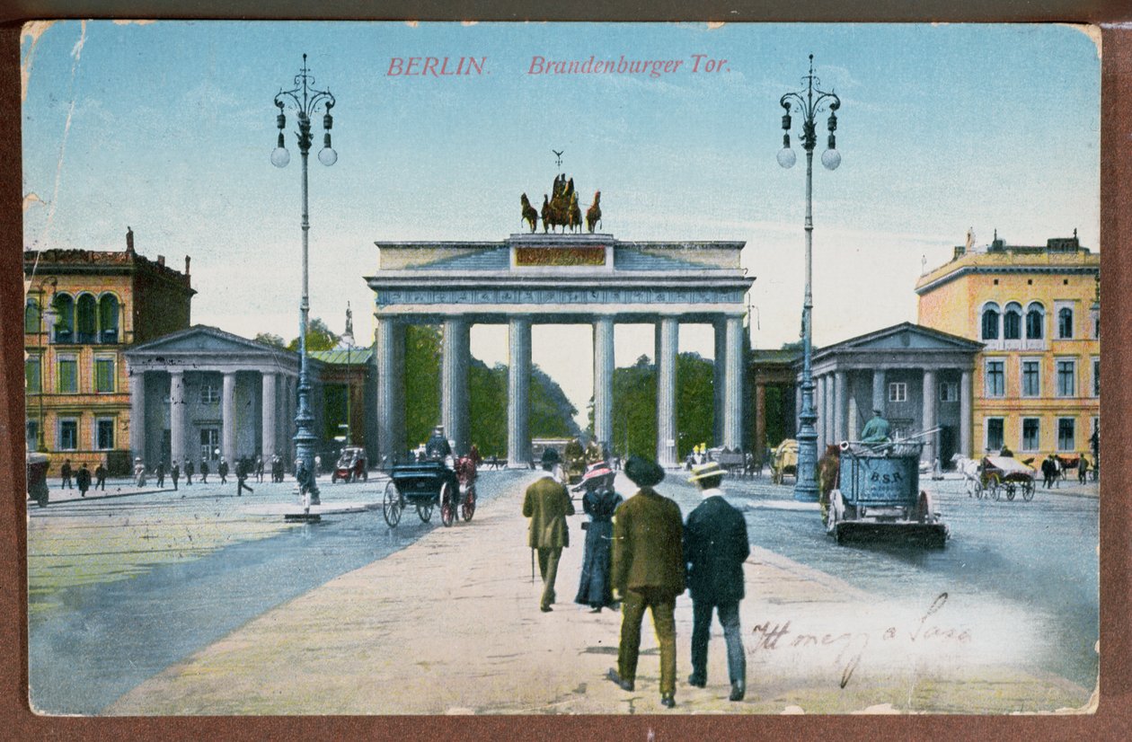 Képeslap, amely a berlini Brandenburgi kaput ábrázolja, (színes fotó) alkotó: German School