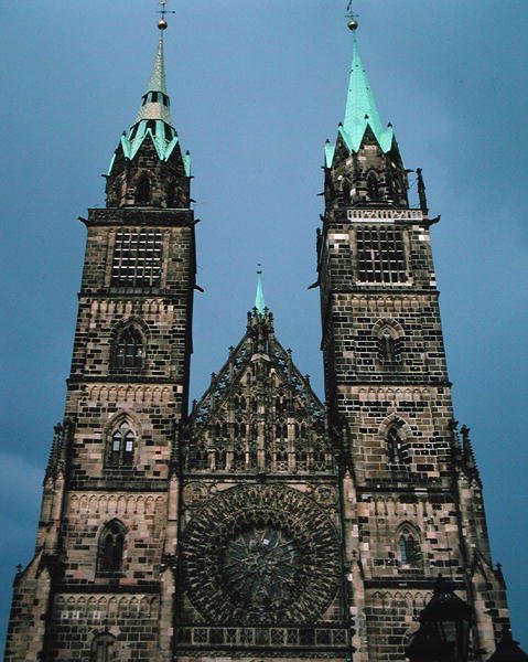 Rózsaablak a St.Lorenzkirk nyugati homlokzatán alkotó: German School