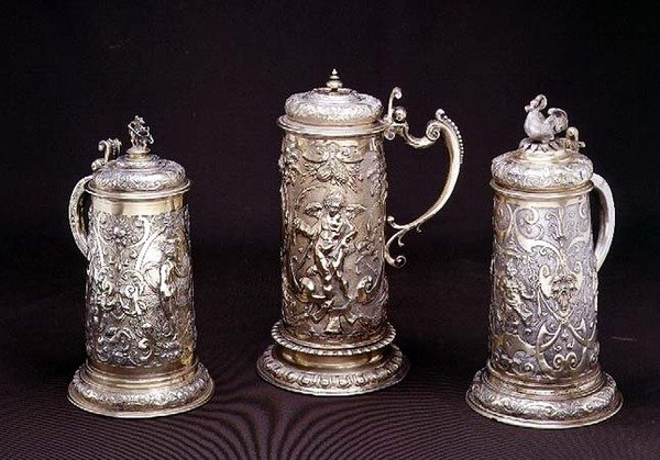 Paul Hubner ezüstözött hengeres korsója, Ausburg 1590; Tobias Kramer ezüstözött hengeres korsója, Ausburg 1620; Paul Hubner aranyozott hengeres korsója, Ausburg 1590, 16-17. sz. alkotó: German School