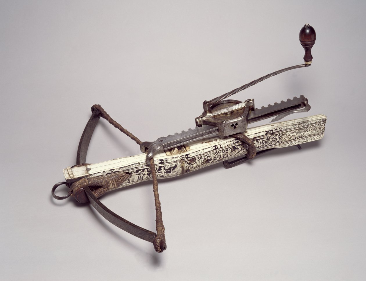 Sporting Crossbow és Cranquin (acél és fa szarvval és csonttal kirakott) alkotó: German School