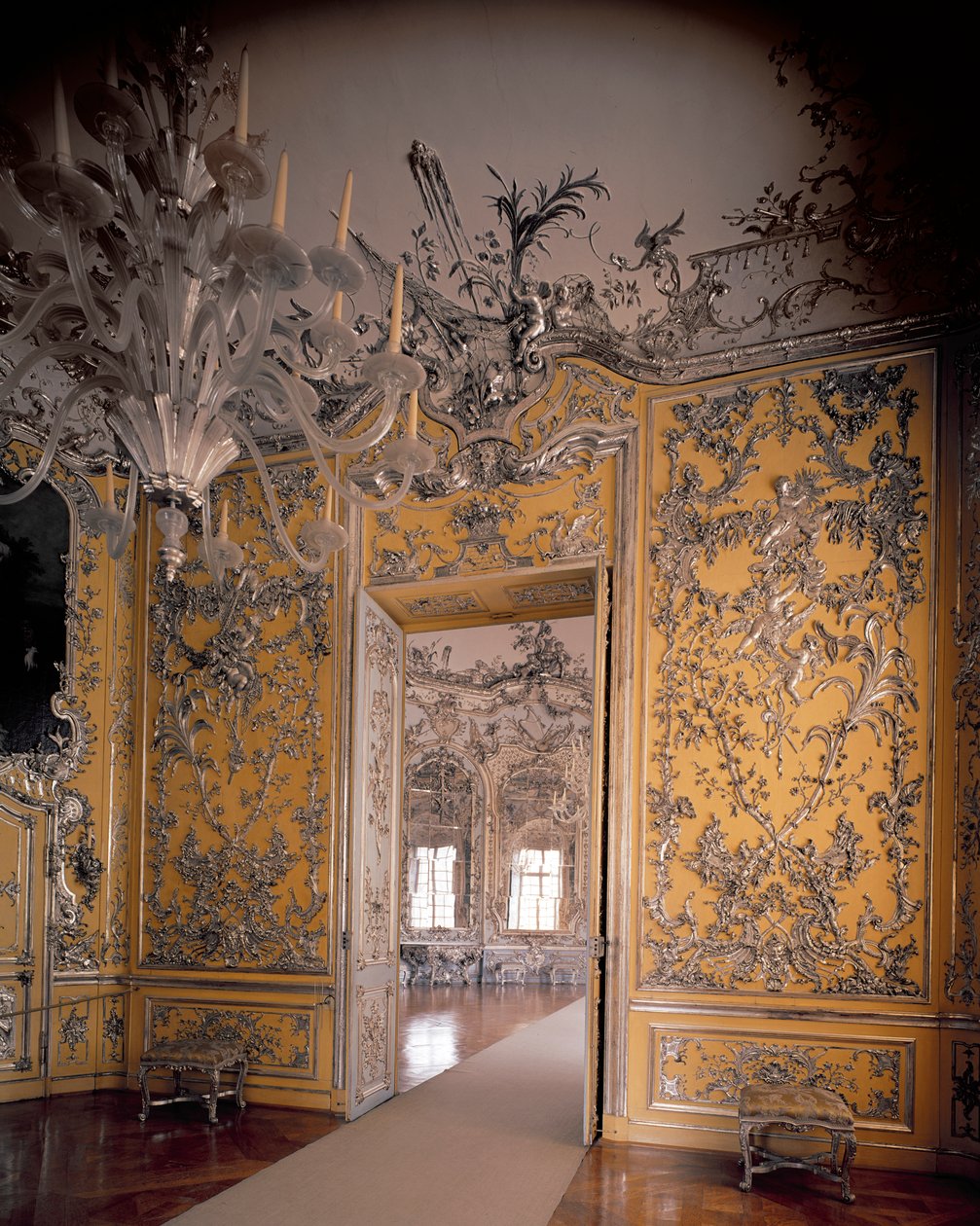 A Tükörcsarnokba vezető pihenőszoba, amelyet Francois Cuvillies (1695-1768) tervezett, Johann Baptist Zimmermann (1680-1758) stukkós munkáival, 1734-1737 alkotó: German School