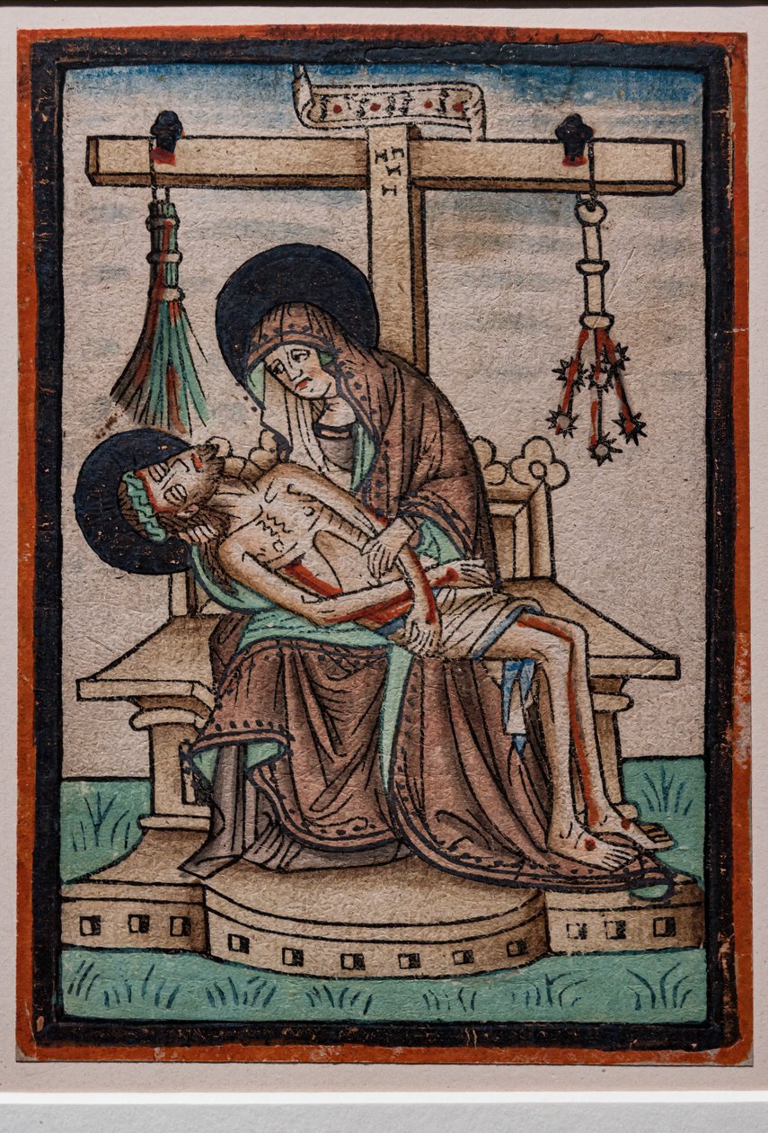 Vesperbild (Siralom), német metsző akvarell fametszete, 1450 körül. Krisztus szenvedésének jelképei lógnak a kereszten. alkotó: German School