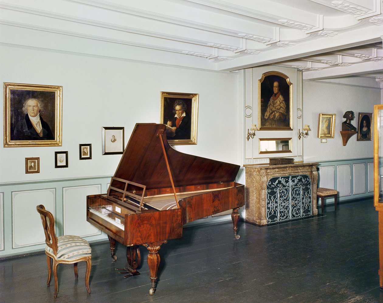 Kilátás egy Ludwig van Beethoven (1770-1827) zongorával ellátott szobára alkotó: German School