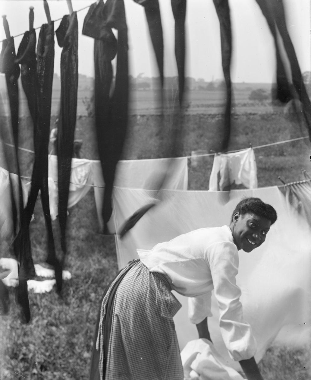 Egy fiatal afro-amerikai nő ruhaneműt akasztott szárításra Newportban, Rhode Islandben, 1902 körül (f/w fotó) alkotó: Gertrude Käsebier