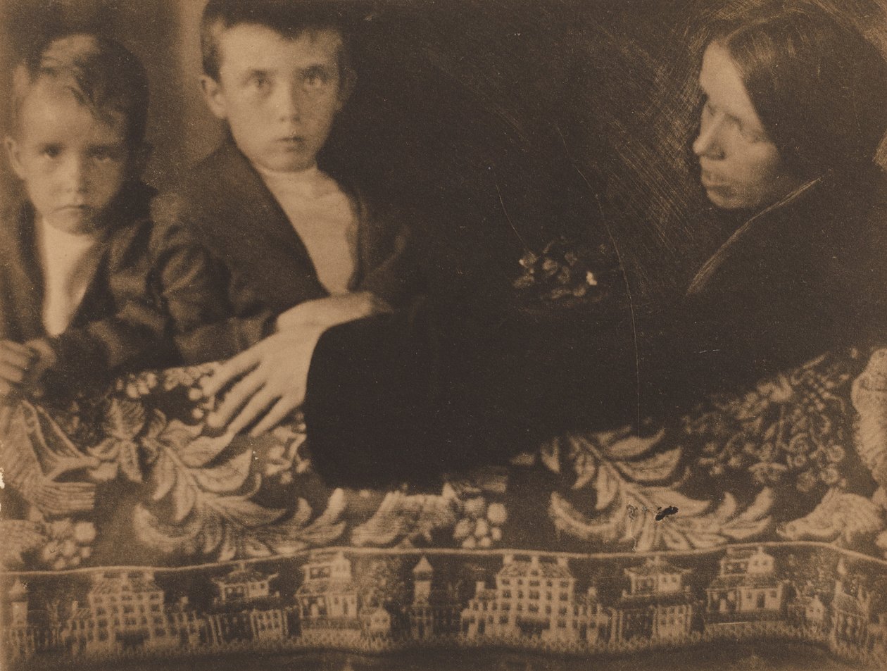 Családi csoport Mrs. White, Maynard és Lewis, c. 1899. alkotó: Gertrude Käsebier