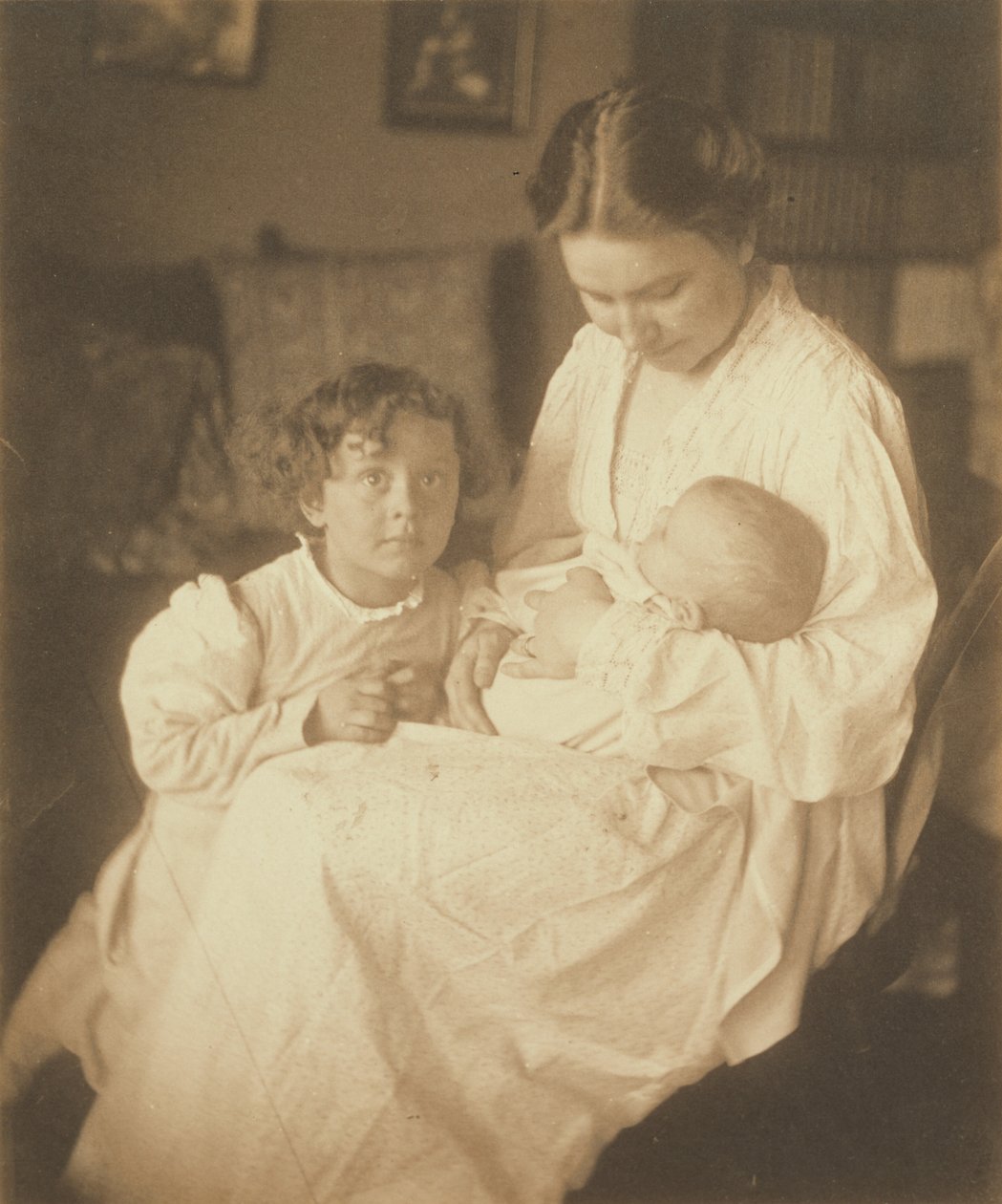 [Anya köntösben, ülve, csecsemővel és kisfiával] alkotó: Gertrude Käsebier