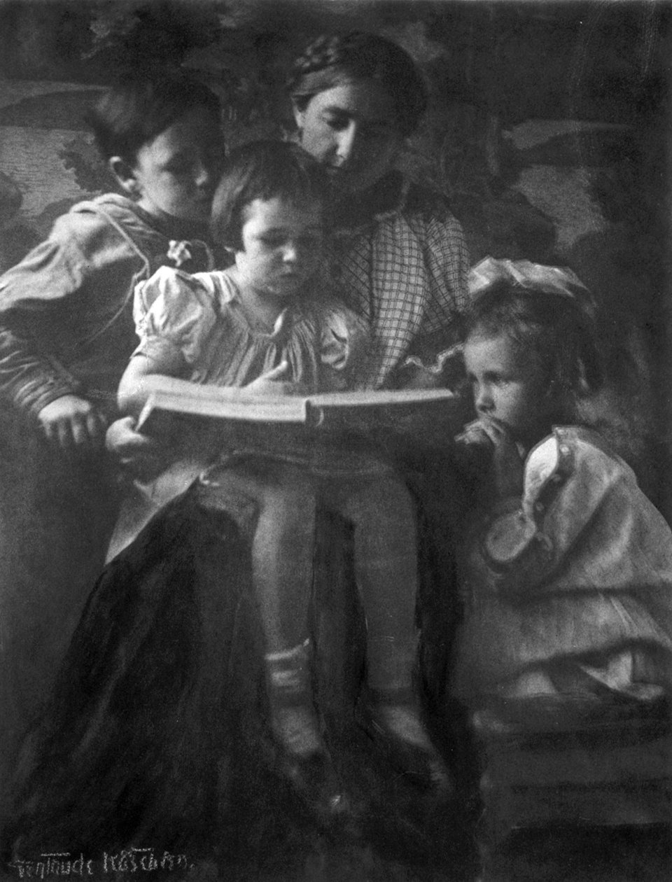 Nő és gyerekek olvasnak: Gertrude Kasebier 1852-1934, fényképész.. fotónyomat alkotó: Gertrude Käsebier