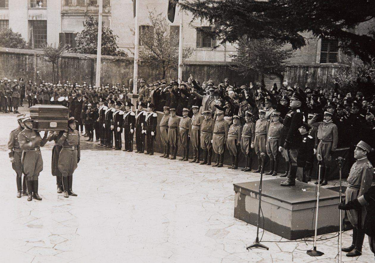 Benito Mussolini elnököl egy Garibaldi katona állami temetésén (f/w fotó) alkotó: Giacomelli Giacomelli