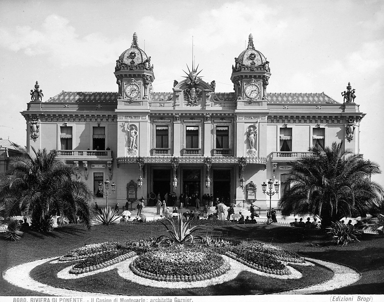 A Montecarlo Casino homlokzata. Emberek tömege mozgatja a bejáratnál lévő lépcsőt. alkotó: Giacomo Brogi