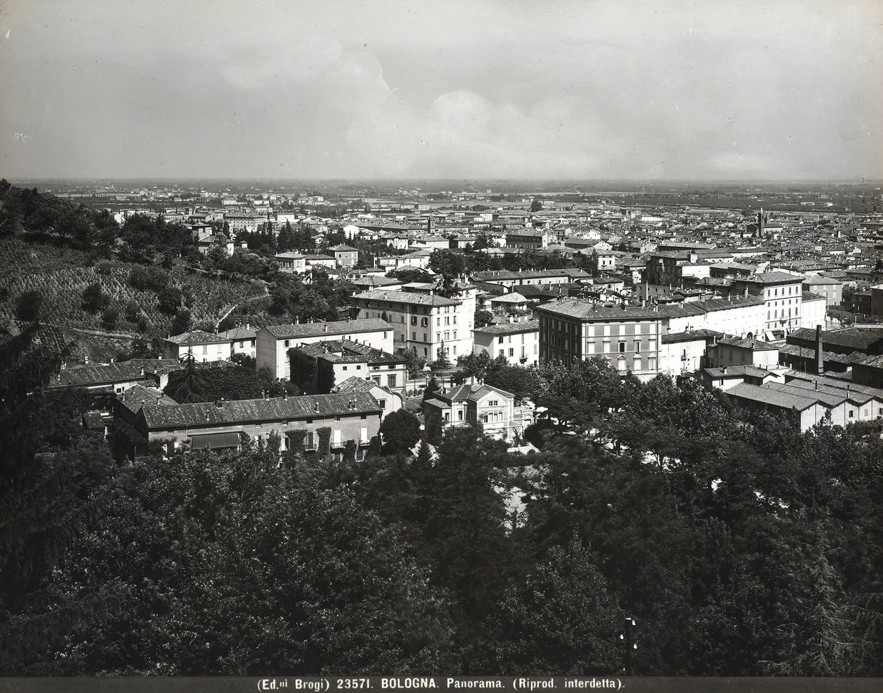 Bologna panorámája néhány gyárral és egy dombbal. alkotó: Giacomo Brogi