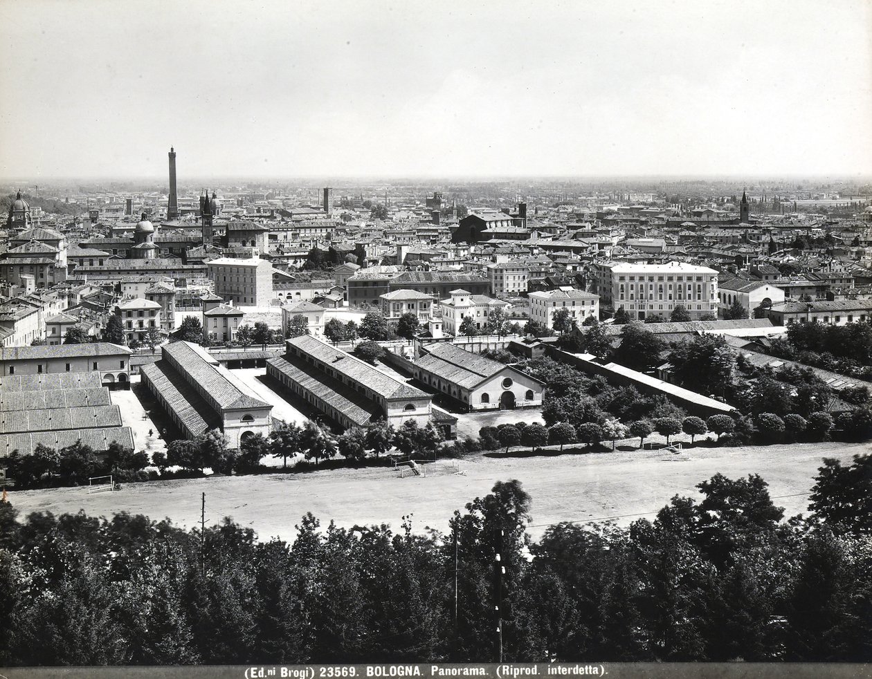 Panorámás kilátás Bolognára néhány gyárral. alkotó: Giacomo Brogi
