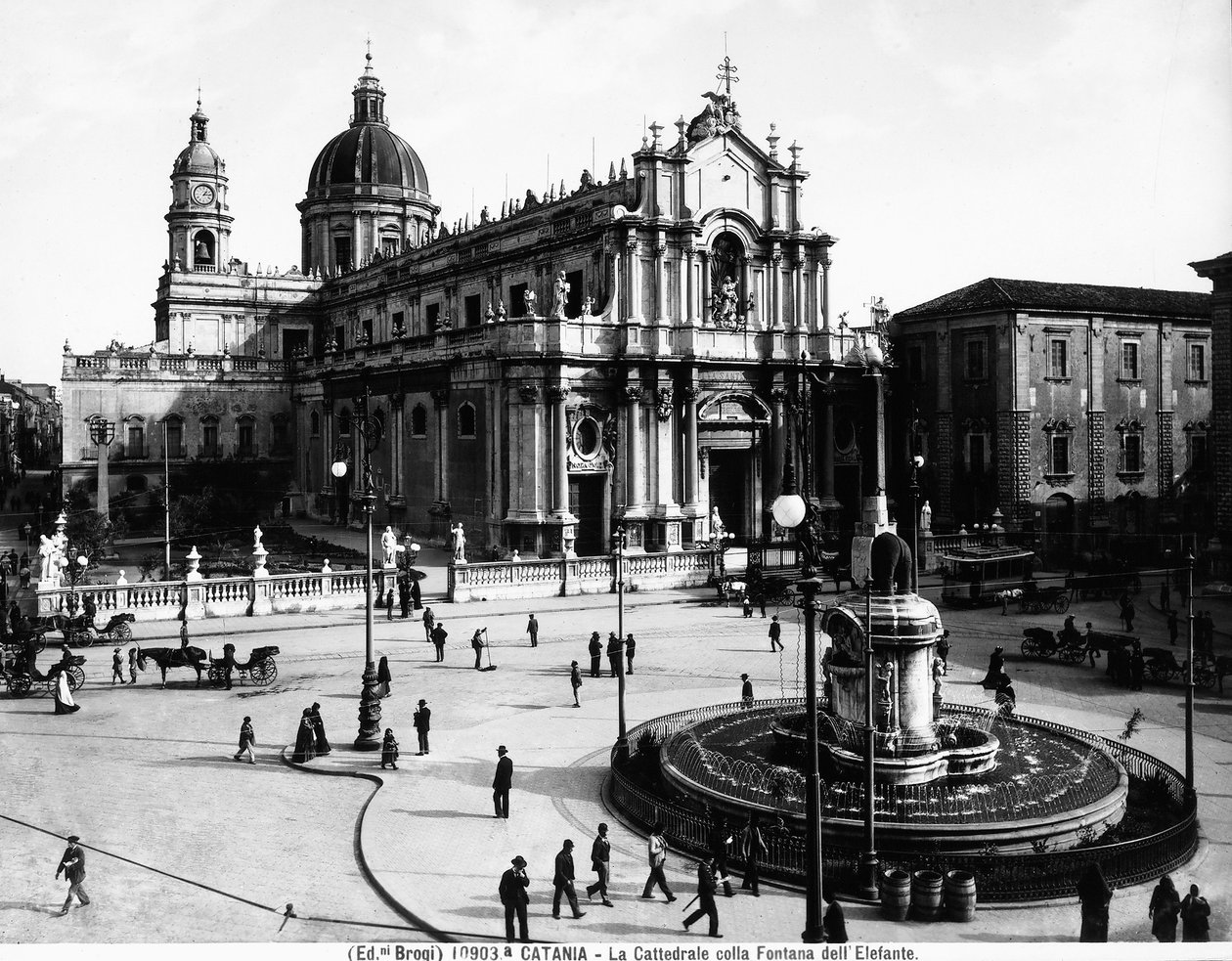 Piazza del Duomo Cataniaban, a Szent Agátának szentelt katedrálissal és az elefántkúttal, 1900 körül alkotó: Giacomo Brogi