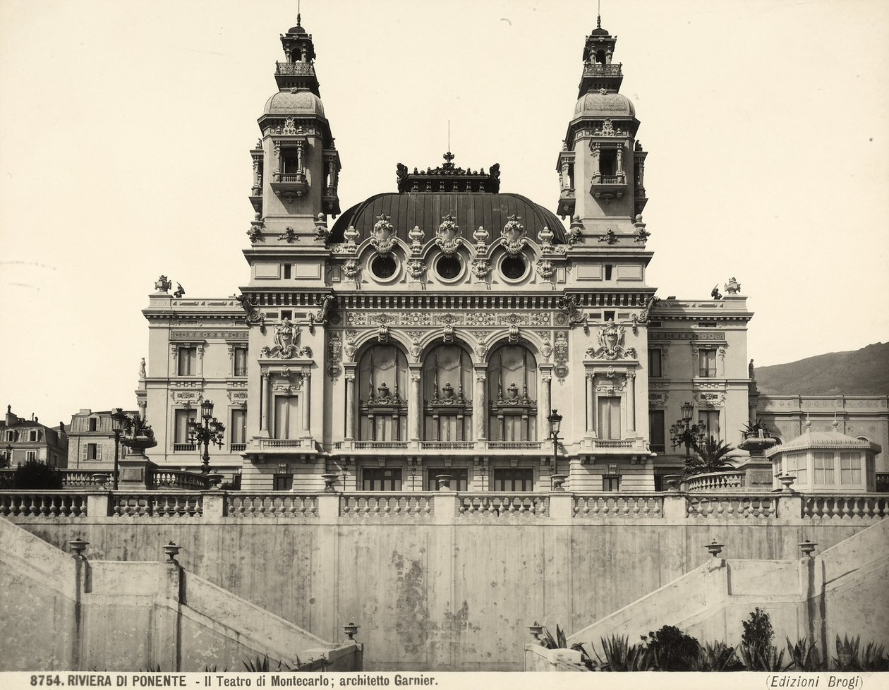 Kilátás a Montecarlo Színház homlokzatára, amelyet Charles Garnier tervezett. Monaco alkotó: Giacomo Brogi