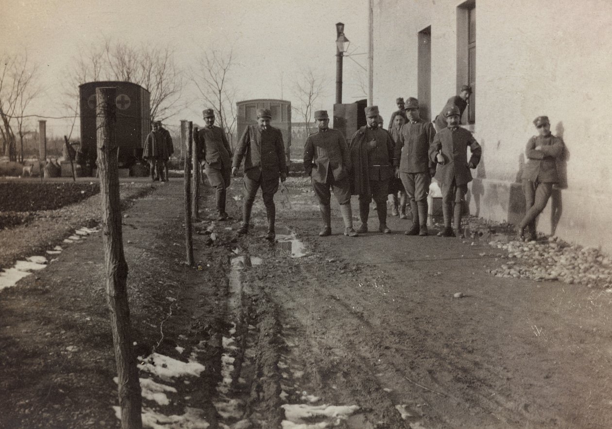 Album "Pictures of War II": Olasz katonák és Vöröskereszt mentőautók Gradisca Sagradóban, Gorizia, Olaszország (f/w fotó) alkotó: Gigliucci Gigliucci