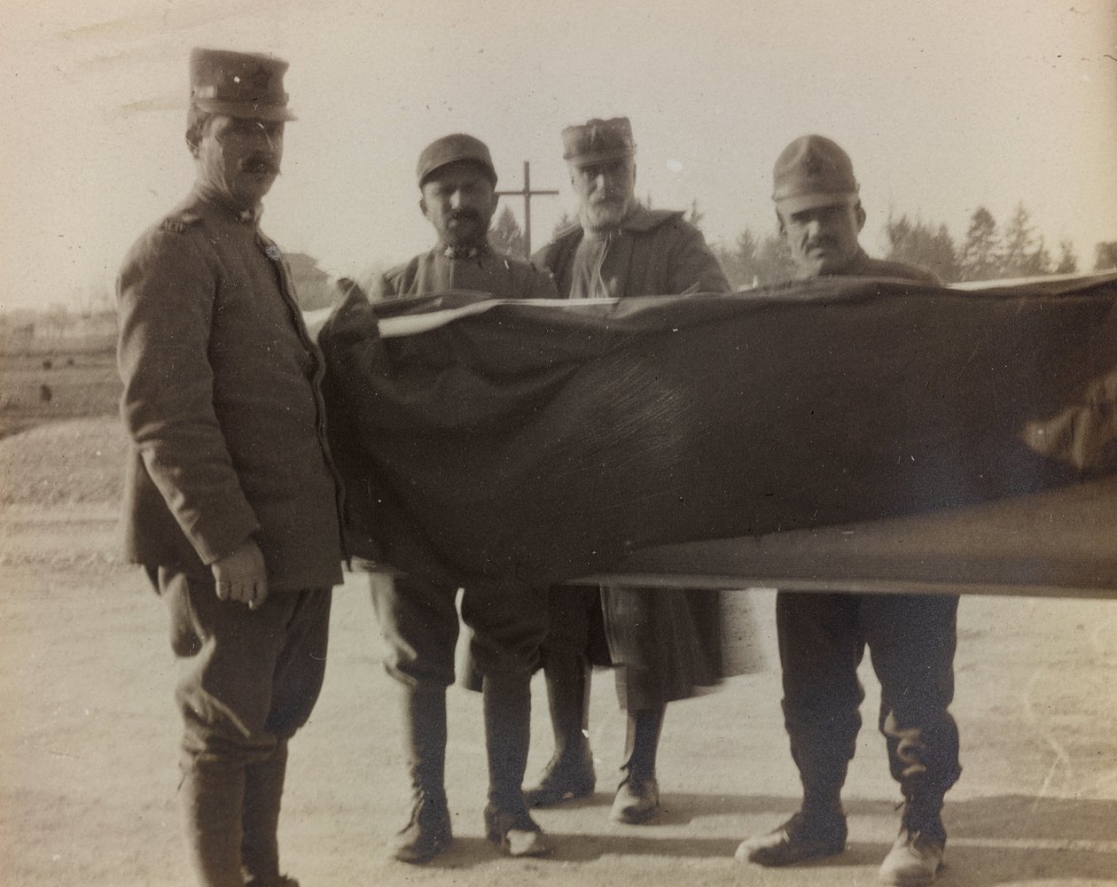 Album "Pictures of War II": Olasz katonák hordozzák a Nagy Háború elesettjének koporsóját (f/w fotó) alkotó: Gigliucci Gigliucci