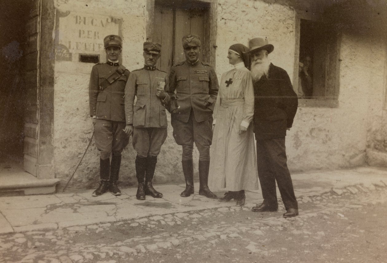 Album "Pictures of War II": Vöröskereszt és olasz katonák (f/w fotó) alkotó: Gigliucci Gigliucci