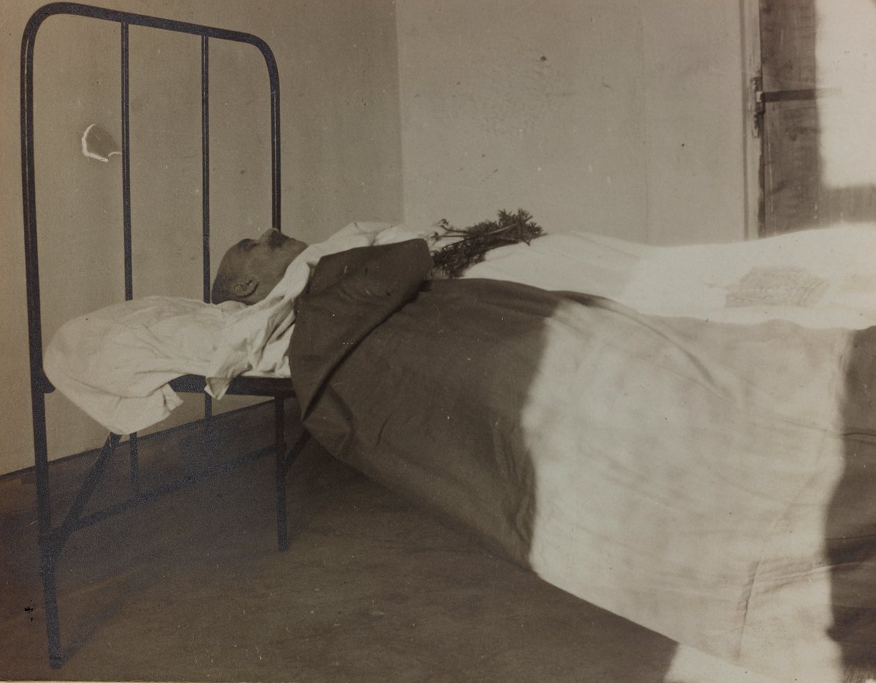 Album "Pictures of War II": a Nagy Háború elesettje a kórházi ágyon (f/w fotó) alkotó: Gigliucci Gigliucci