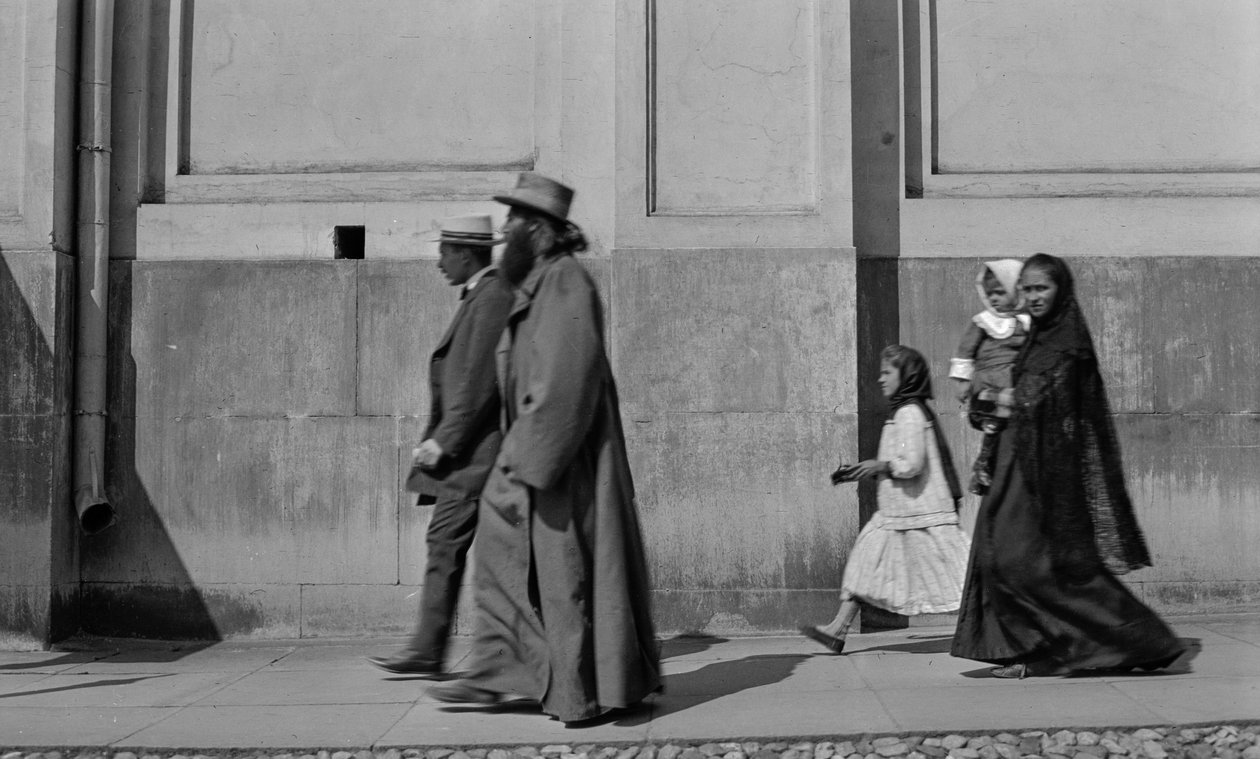 Orosz ortodox pap sétál a járdán, akit felesége és két gyermeke követ Moszkvában alkotó: Gilbert H. Grosvenor