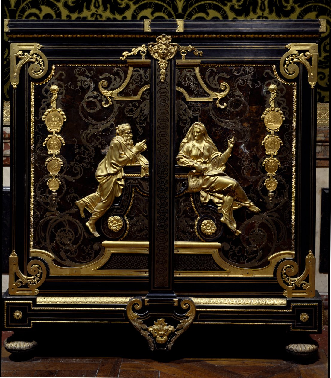 Regence stílusú bútor: Gilles Marie Oppenord (1672-1742) által készített szekrény érmékkel, 18. századi Versailles, musee du chateau alkotó: Gilles Marie Oppenord