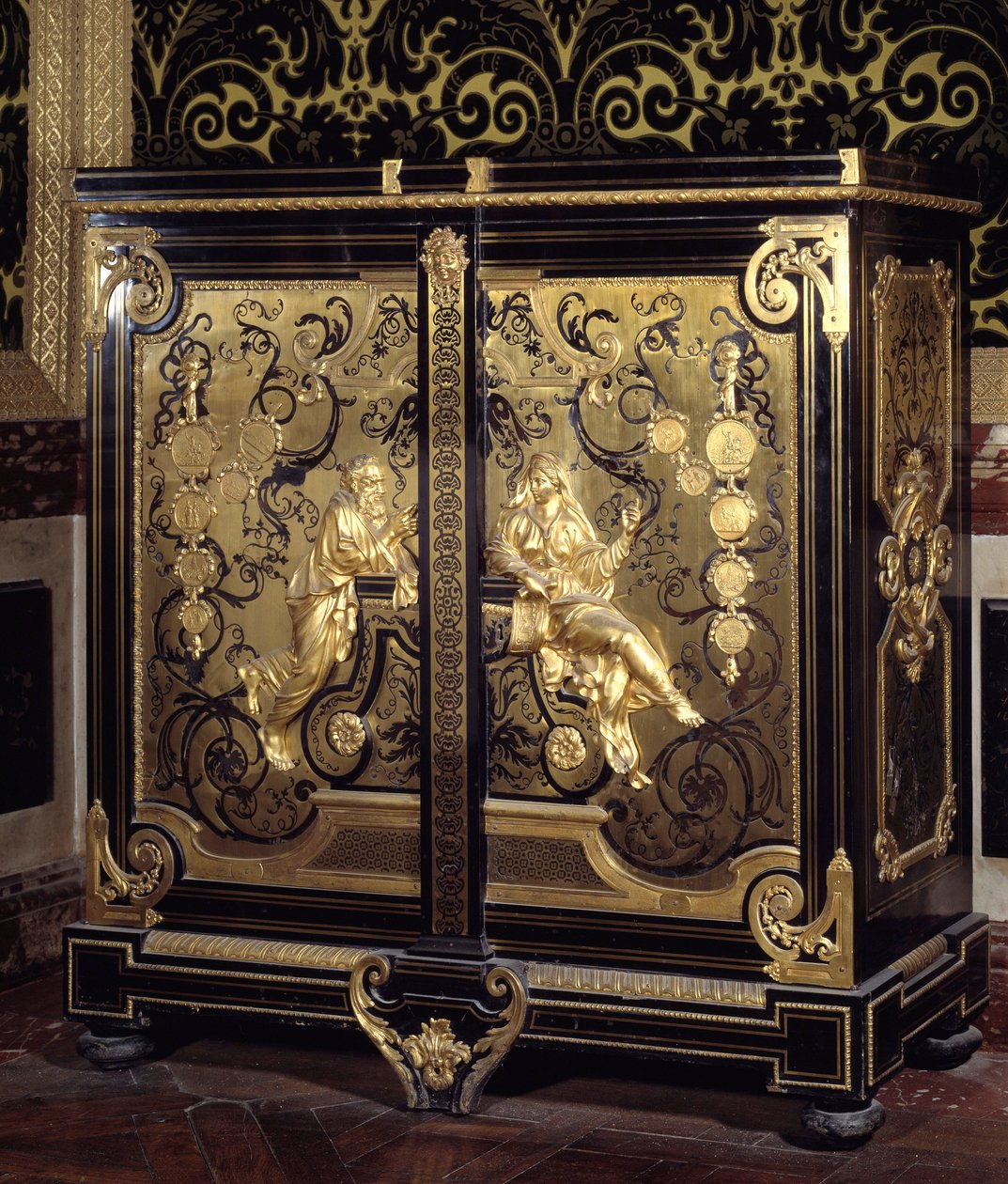 Regence stílusú bútor: Gilles Marie Oppenord (1672-1742) által készített szekrény érmékkel, 18. századi Versailles, musee du chateau alkotó: Gilles Marie Oppenord