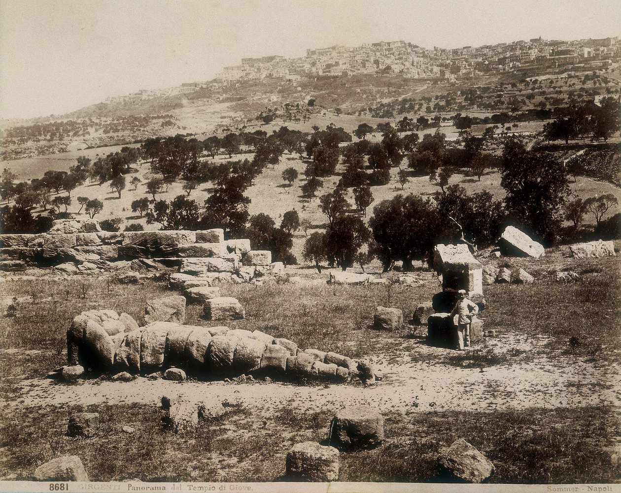 Agrigento: kilátás a Jupiter-templom romjaira alkotó: Giorgio Sommer