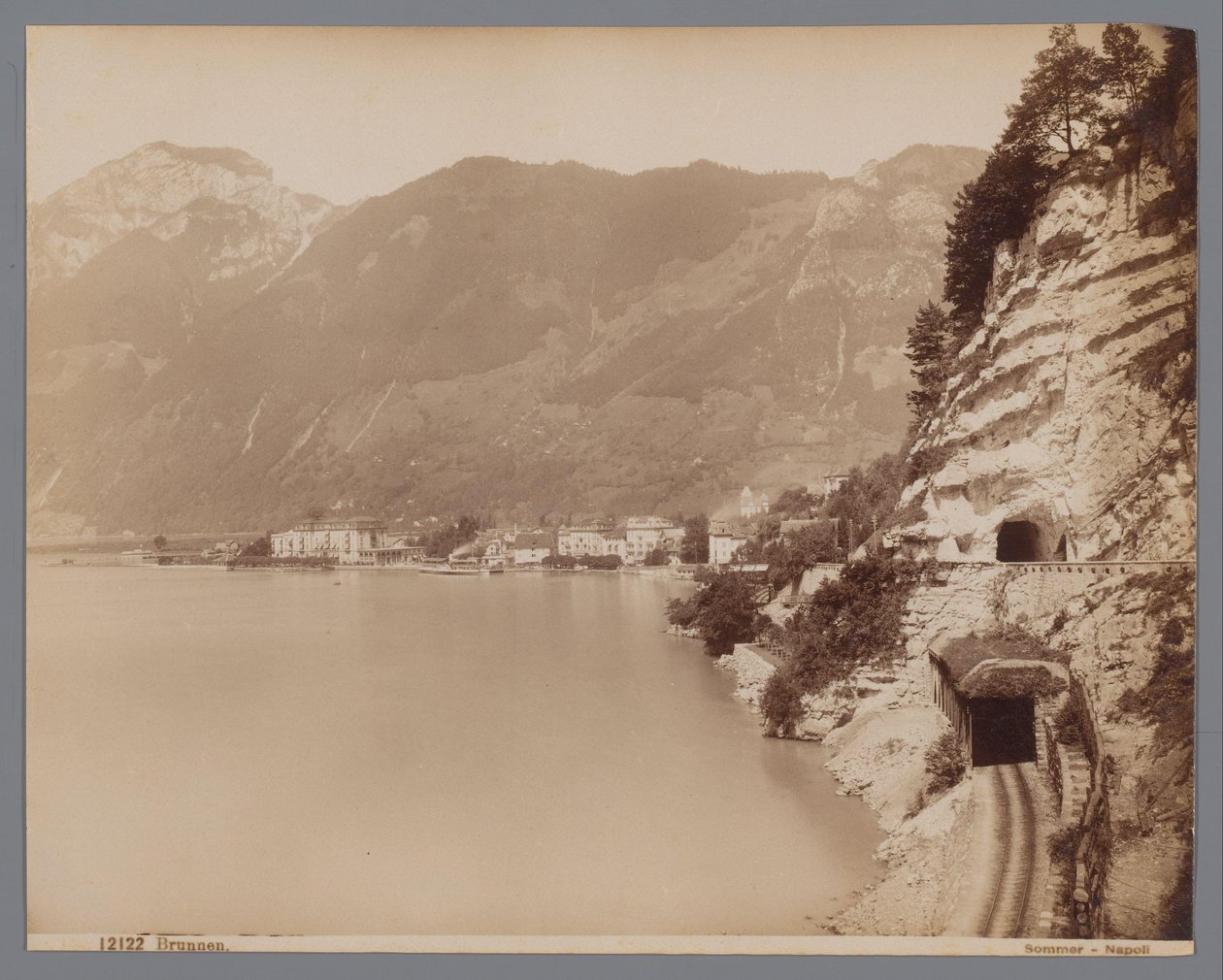 Brunnen a Luzerni-tónál Svájcban Brunnen (cím az objektumon) alkotó: Giorgio Sommer