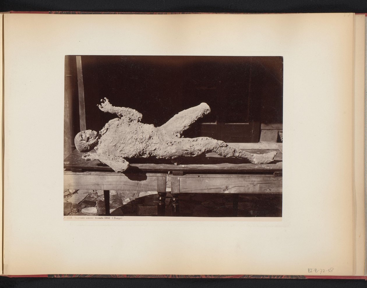 Mumifikálódott személy Pompejiben, Olaszországban Impronte umane trovato 1868 (Pompeii (cím a tárgyon) alkotó: Giorgio Sommer