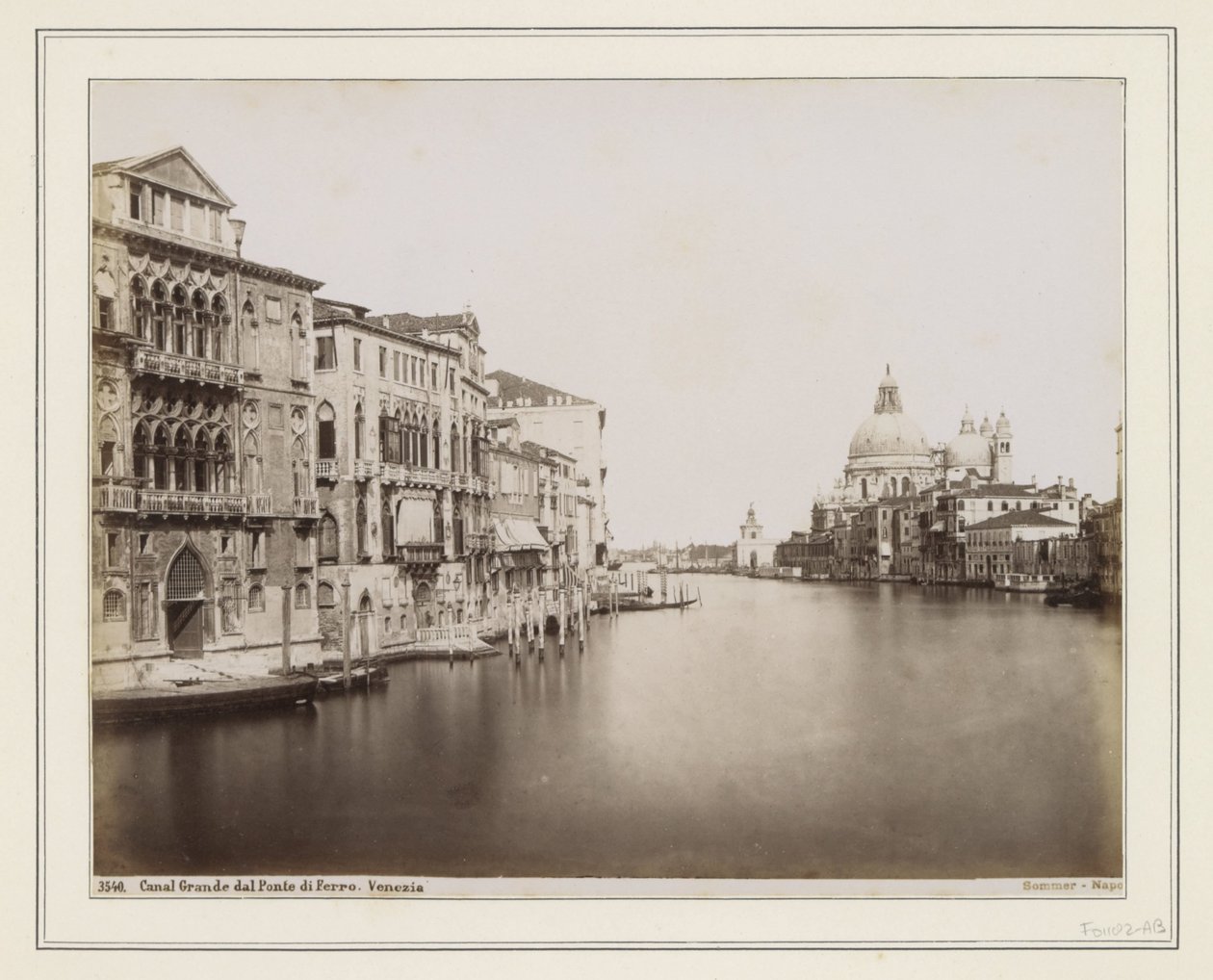 A velencei Canal Grande látképe, jobbra a Santa Maria della Salute templommal alkotó: Giorgio Sommer
