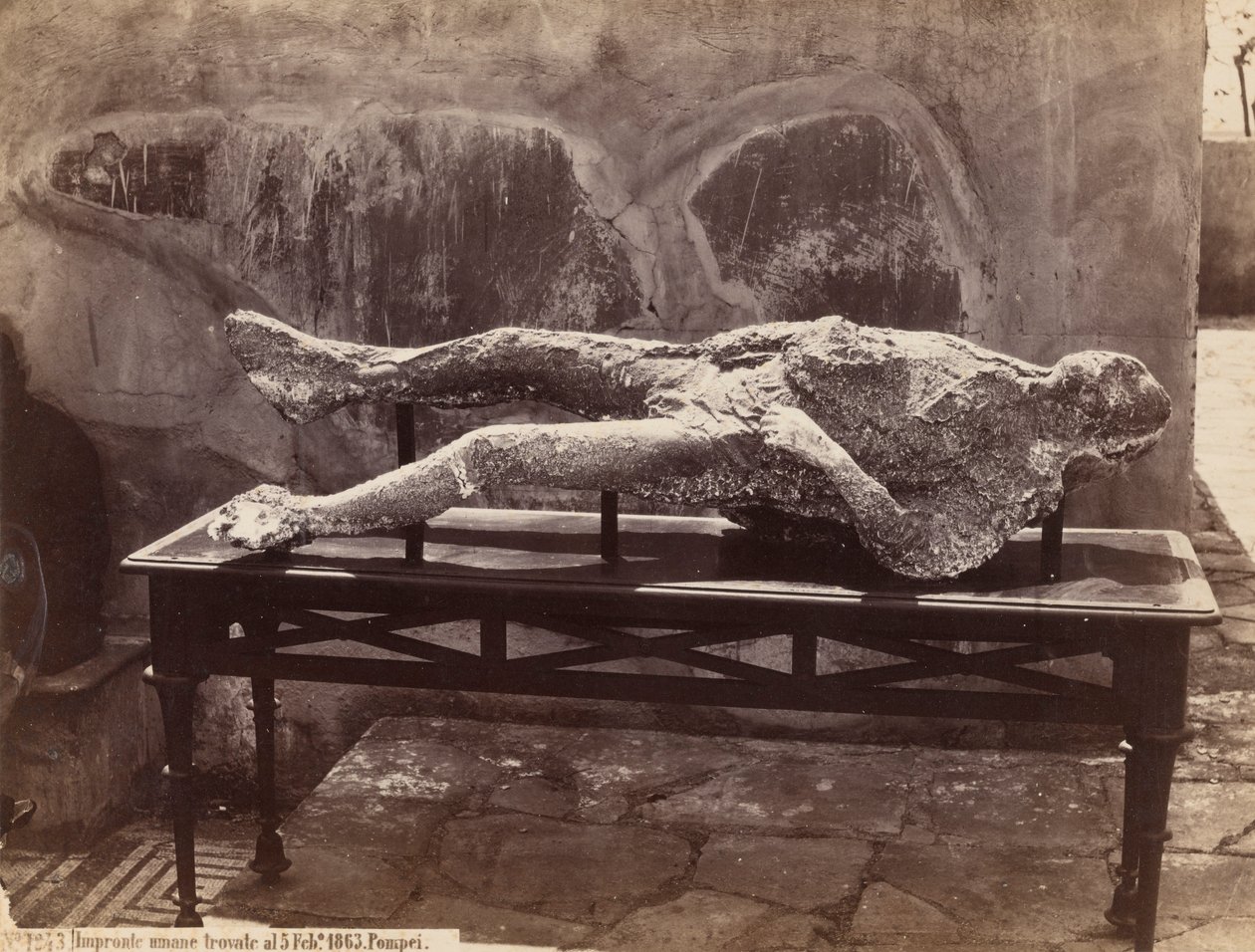Emberi lábnyomok, Pompei [Emberi szereposztás, Pompei] alkotó: Giorgio Sommer