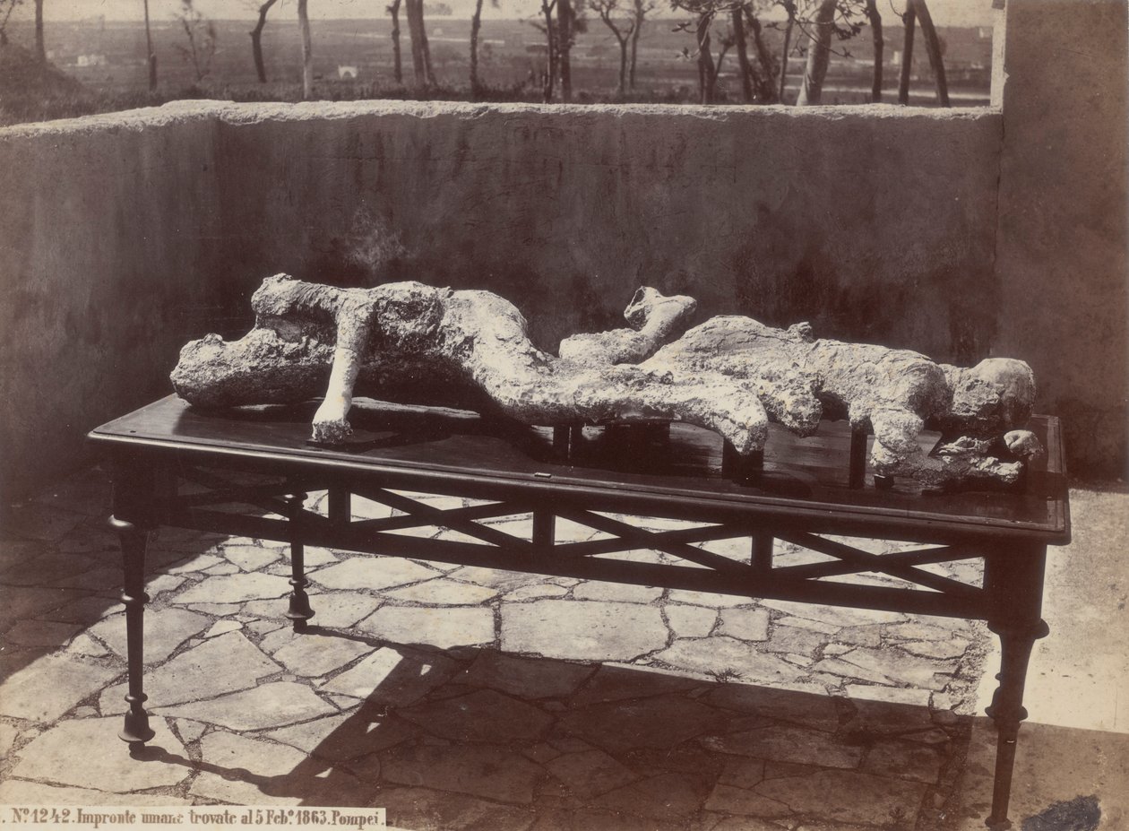Emberi lábnyomok, Pompei [Human Casts, Pompeii] alkotó: Giorgio Sommer