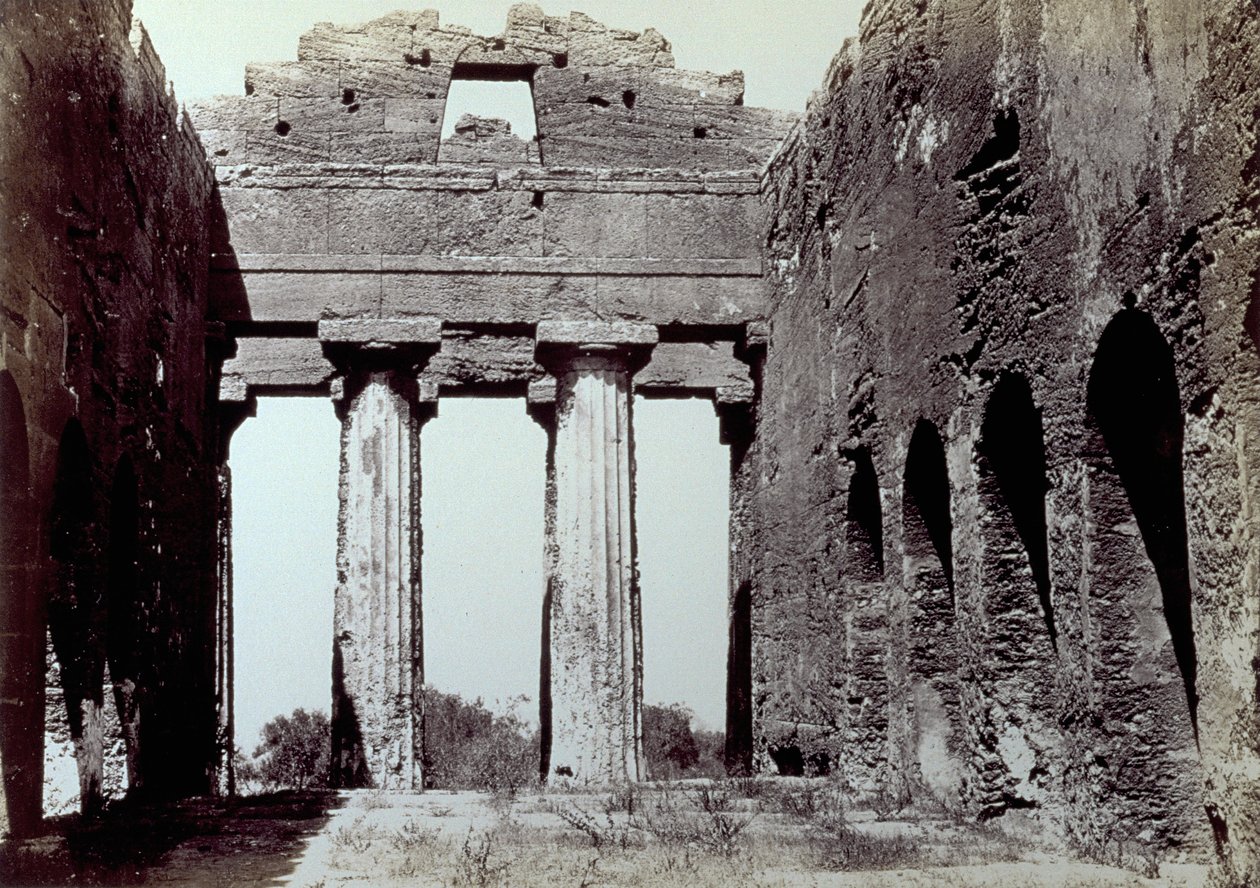 A Concordia templom belseje az agrigentói templomok völgyében. Az előtérben két dór oszlop; oldalt íves körfal alkotó: Giorgio Sommer