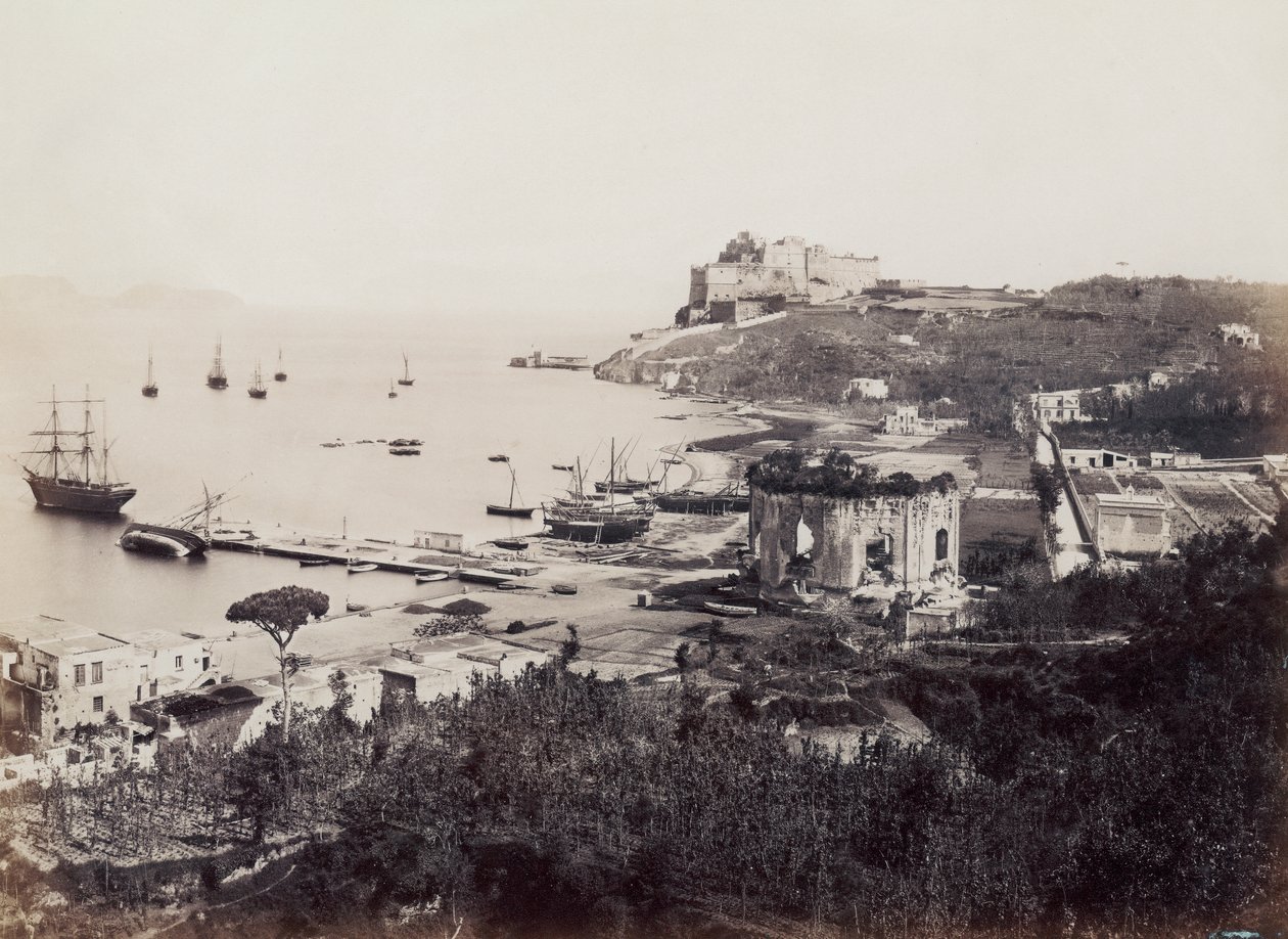 Panoráma a festői Baia-öbölre (Nápoly), vitorlások tarkítva. Az előtérben, a kis rakparttal szemben található a Vénusz temploma. A háttérben egy hegyfokon ül a tizenhatodik századi alkirályi kastély alkotó: Giorgio Sommer