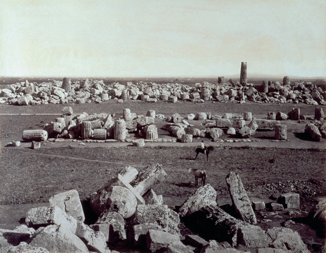 Panoráma a Selinunte-i Minerva és Apollón templom maradványairól. A régészeti lelőhely romjai között egy ember ül lóháton alkotó: Giorgio Sommer