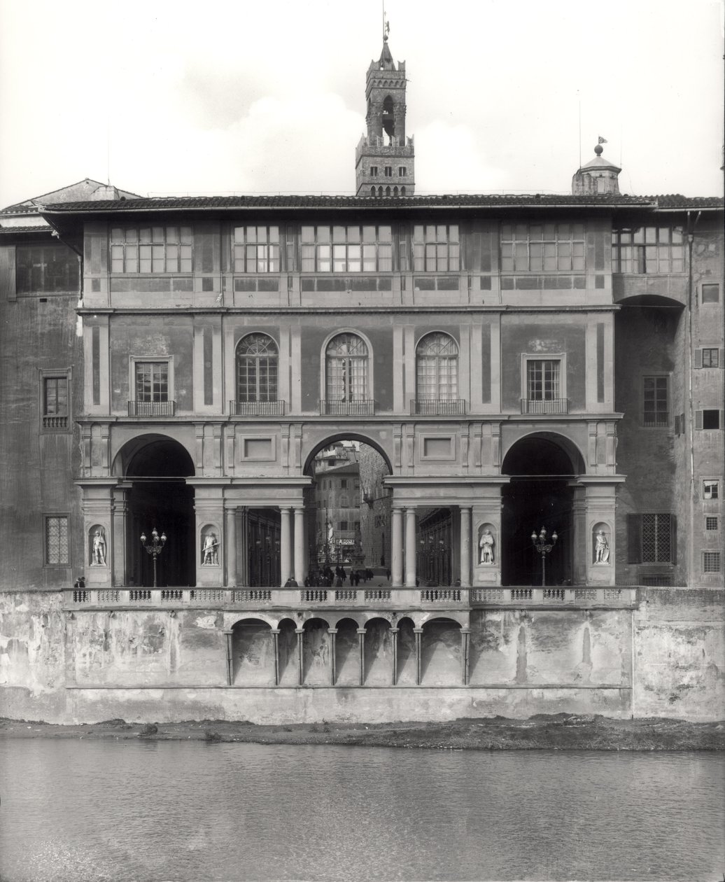 Az Uffizi Képtár homlokzata a Lungarno Torrigiani-n alkotó: Giorgio Vasari