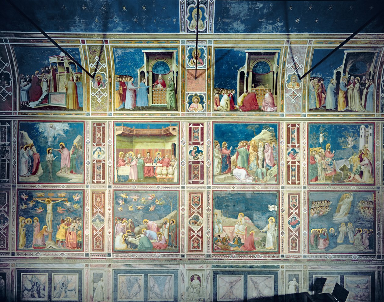 Kilátás az északi falra, amely jeleneteket ábrázol a Szűz életéből és Krisztus életéből, 1305 körül alkotó: Giotto di Bondone