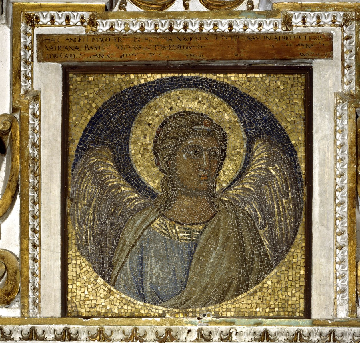 angyal. A hüvely töredéke. Giotto di Bondone (1267 - 1337) arany alapon készült mozaikja és Maderno építészete. alkotó: Giotto (c.1266-1337)