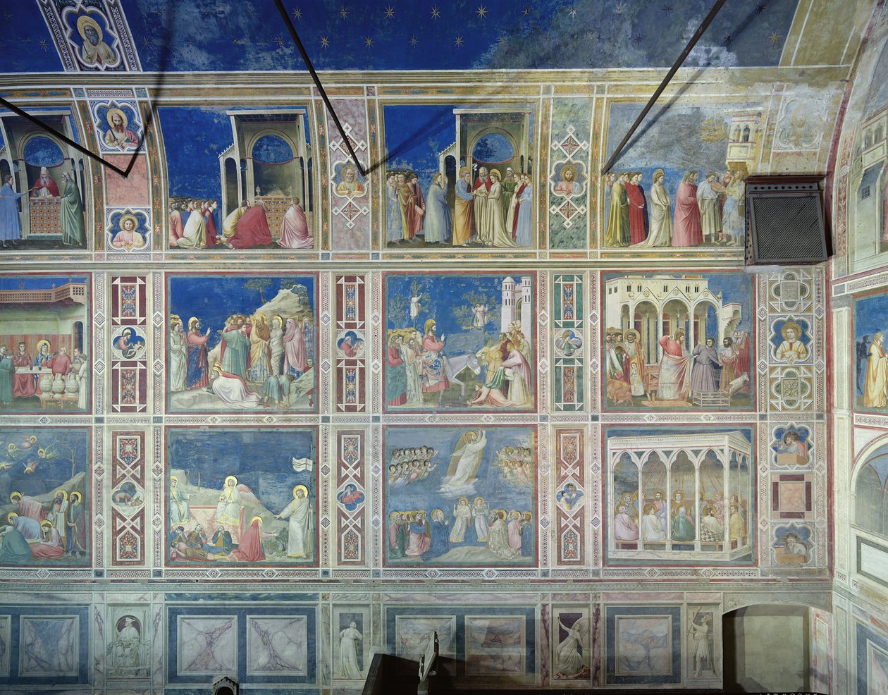 Kilátás az északi falra, amely jeleneteket ábrázol a Szűz életéből és Krisztus életéből, 1305 körül alkotó: Giotto di Bondone