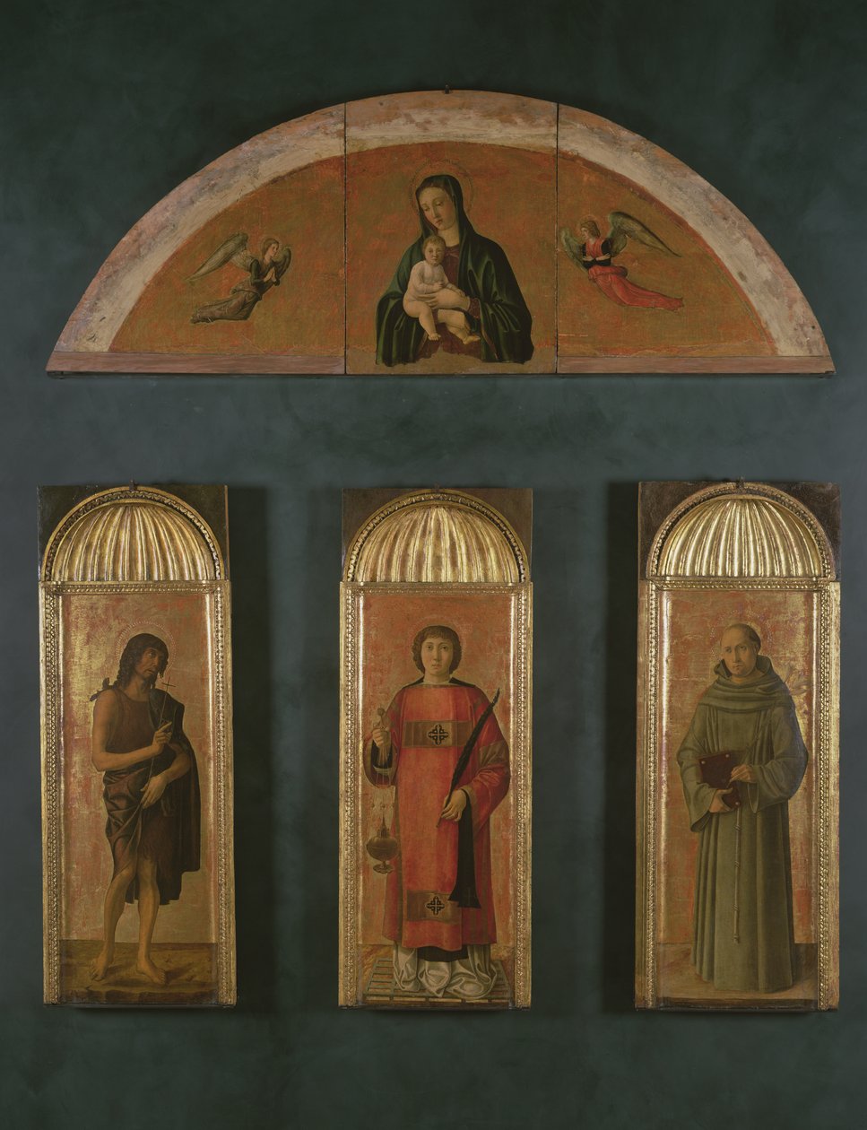 Szent Lőrinc Keresztelő János és Páduai Szent Antal között, a lunettában Madonna és gyermeke angyalokkal (tempera és levélarany, tábla) alkotó: Giovanni Bellini