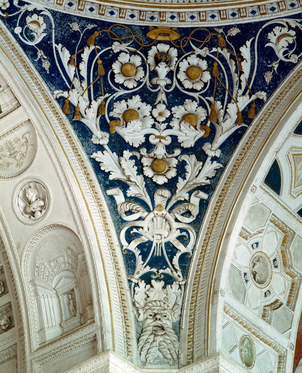 A loggia, virágos domborművekkel díszített páncél részlet a boltozatban, 1520-as évek (stukkó) alkotó: Giovanni da Udine