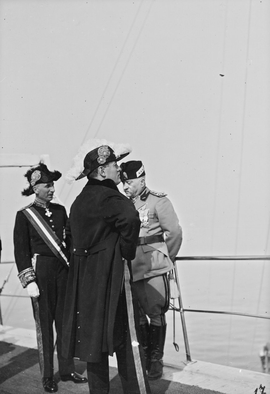 "Duce" album: Benito Mussolini egyenruhában egy hajó fedélzetén, az állam tisztviselője és Maurice Gonzaga vodicei márki herceg kíséretében (f/w fotó) alkotó: Giovanni Agosto