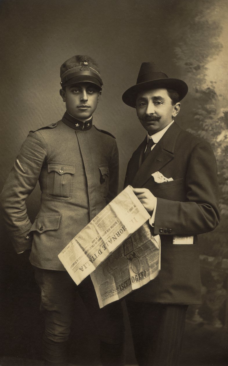 Egy férfi pár portréja, az egyik katonai egyenruhában, a másik "Giornale d