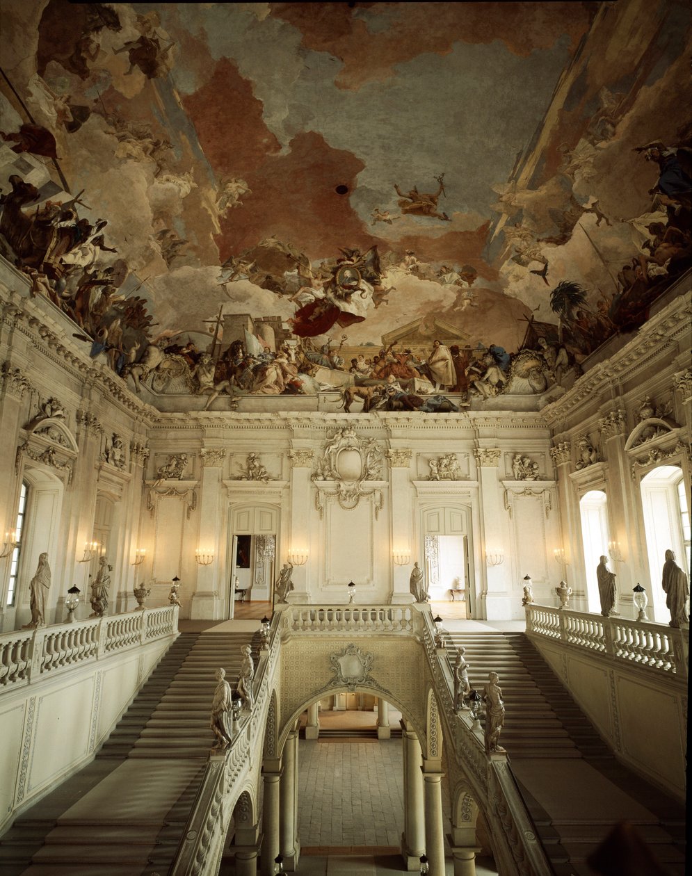 Kilátás a nagy lépcsőre és a mennyezetre, amelyet Giovanni Battista (Giambattista) Tiepolo (1696-1770) díszített, és az öt kontinens allegóriáját képviseli. 1753 A wurzburgi palota (Würzburg), amelyet Johann Balthasar Neumann (1687-1753) építész, Germa kés alkotó: Giovanni Battista Tiepolo