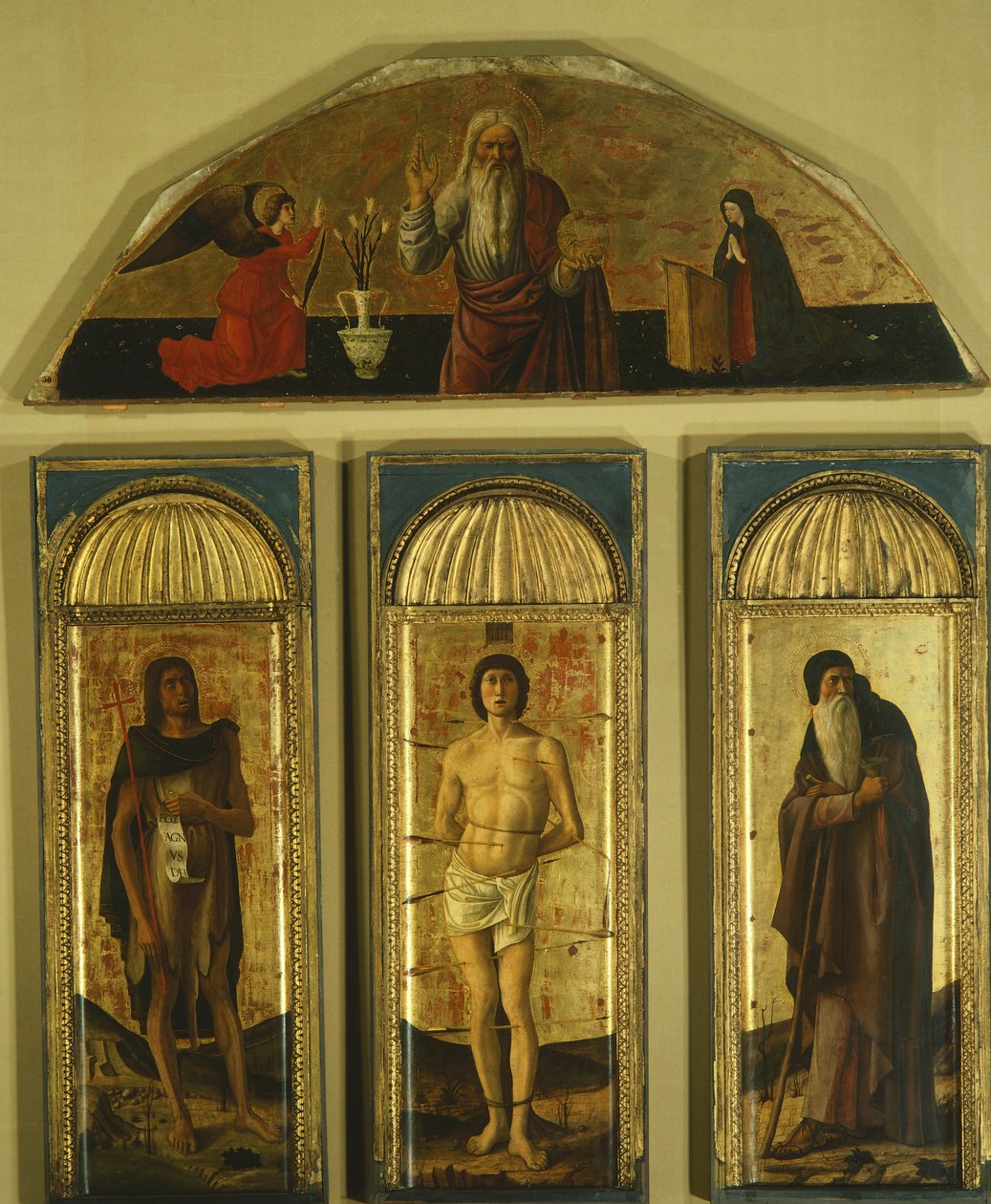 Szent Sebestyén triptichonja Giovanni Bellini (1431-36 - 1516) és más festőktől, tempera táblán, középső panel 127x48, oldallapok 103x45, lunetta 59x170 alkotó: Giovanni Bellini