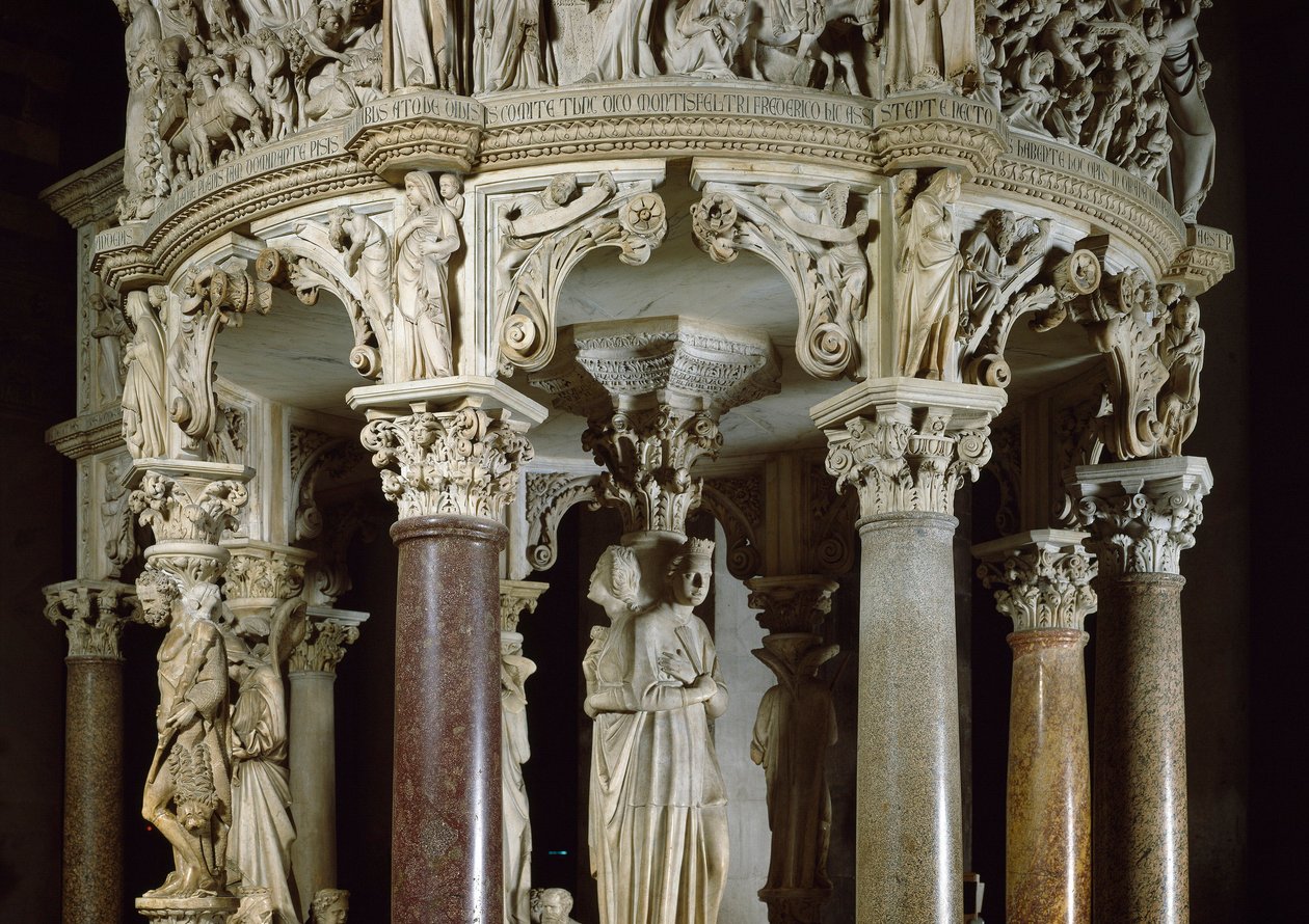 Teológiai erények és Herkules a bal oldalon Részlet a szószéket alátámasztó faragott csoportokról. Giovanni Pisano (1248-1314) márványszobra. 1302-1311 Pisai katedrális (Duomo di Santa Maria Assunta di Pisa), Olaszország alkotó: Giovanni Pisano