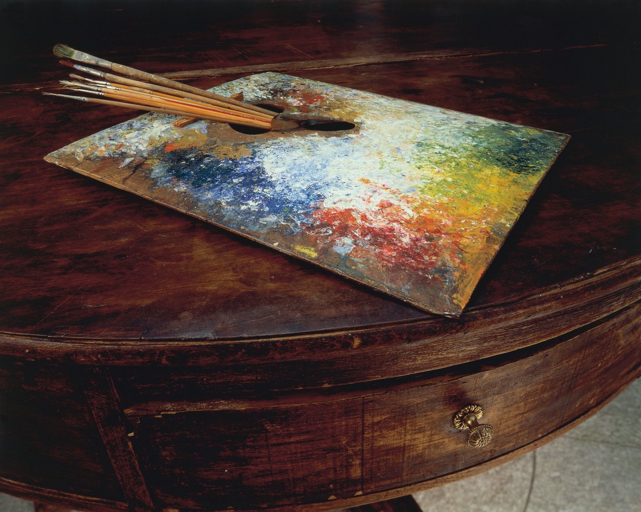 Giovanni Segantini (1858-1899) festői palettája, amelyet a svájci Maloja-hágónál lévő műhelyében használt. alkotó: Giovanni Segantini