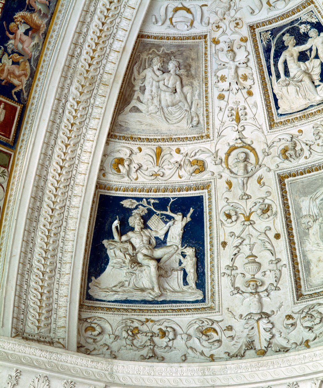 Loggia, a boltozat mitológiai domborművekkel díszített részlete, 1520-as évekbeli stukkó alkotó: Giovanni da Udine