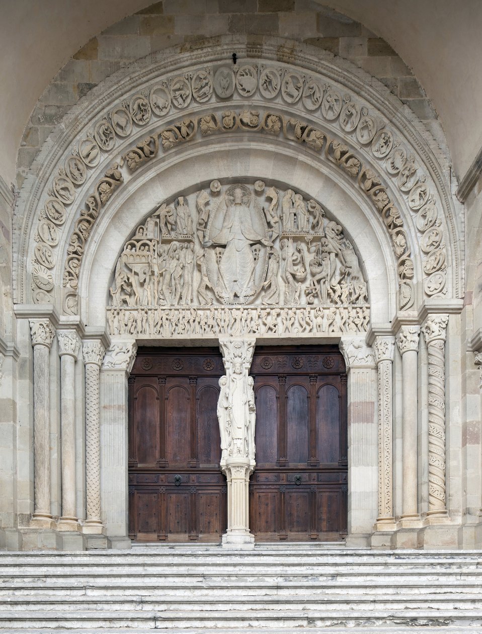 Az utolsó ítélet, a Saint-Lazare katedrális központi portálja, Autun, Franciaország alkotó: Gislebertus