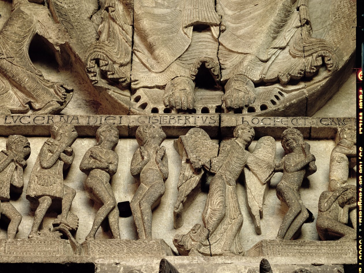A West Portal timpanonja az Utolsó Ítéletet ábrázolja: Krisztus lábának részlete, egy angyal és halandók, 1130-35 körüli mészkő alkotó: Gislebertus